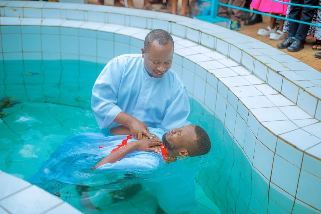 Altamira cria espaço público para batismos de igrejas cristãs às margens do Xingu Pastor imerge um homem durante uma cerimônia de batismo cristão em uma piscina ao ar livre, acompanhado por outras pessoas.